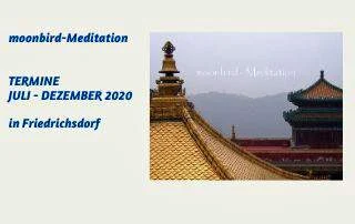 Ein Plakat für die Mondvogel-Meditation in Frankfurt.