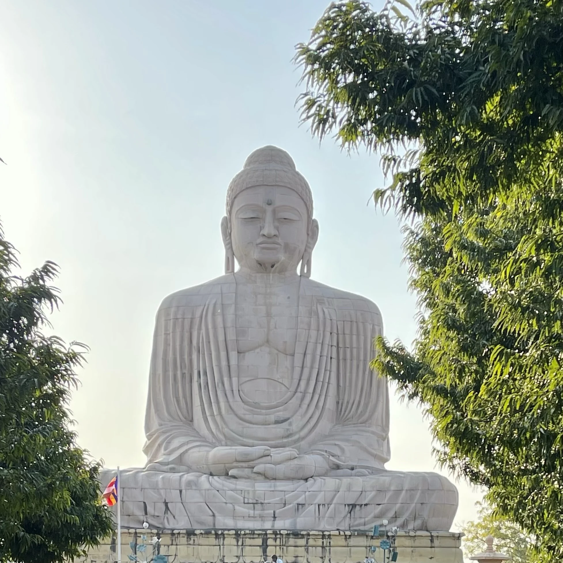 Große Buddhastatur in Bhojawar bei Bodhgaya, Indien.