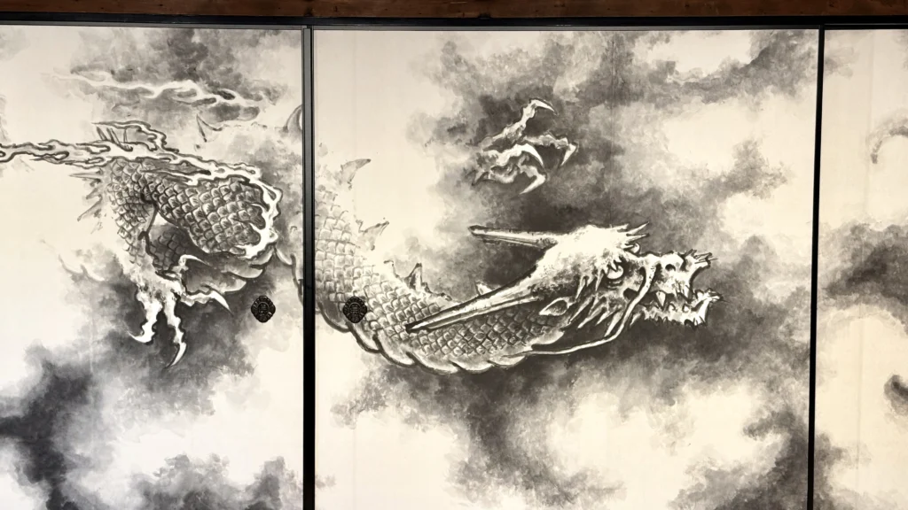 Wandbild mit Wolkendrache im Ryoanji Tempelbezirk, Kyoto in Japan.